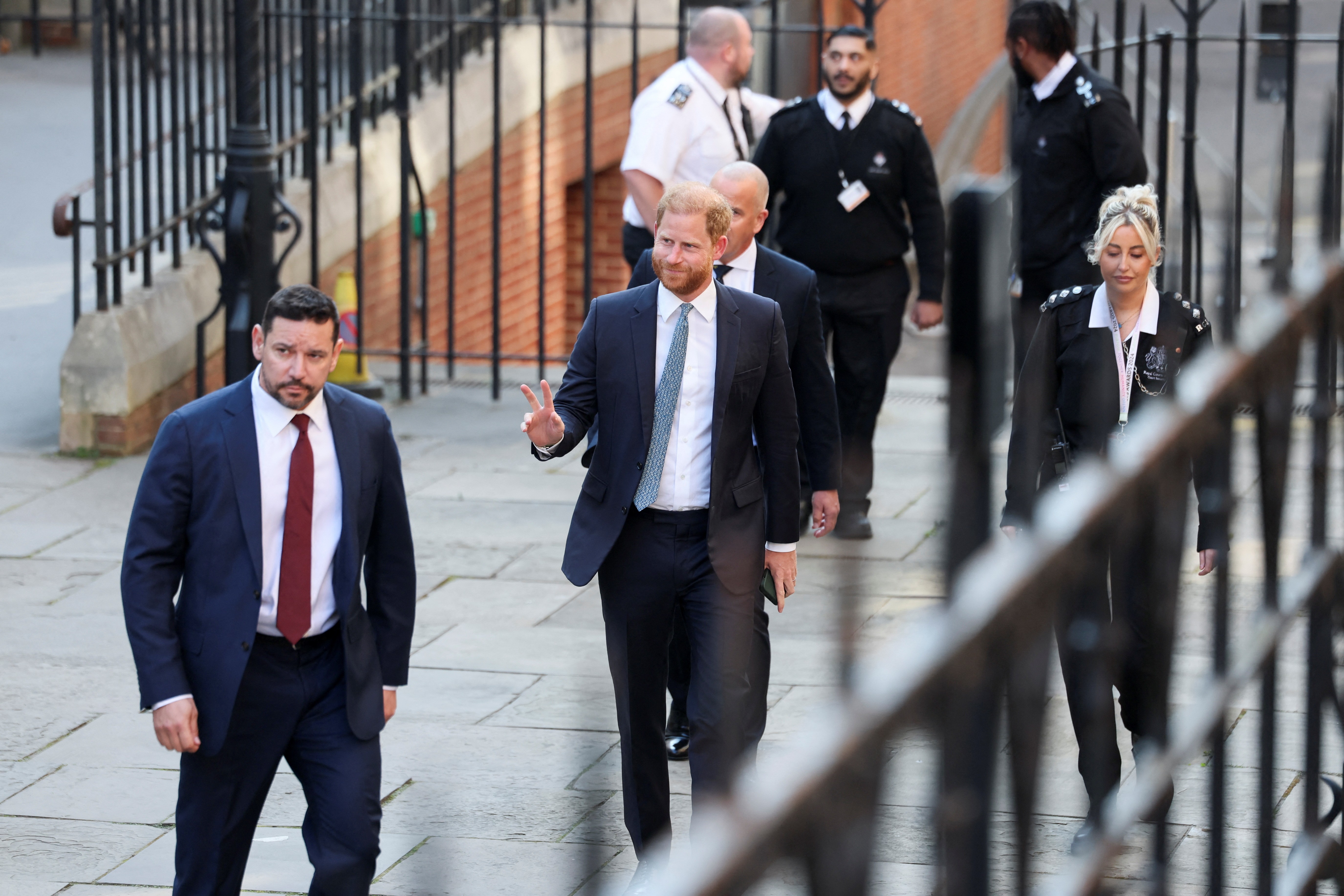 Príncipe Harry diz à BBC que quer 'reconciliação' com a família real