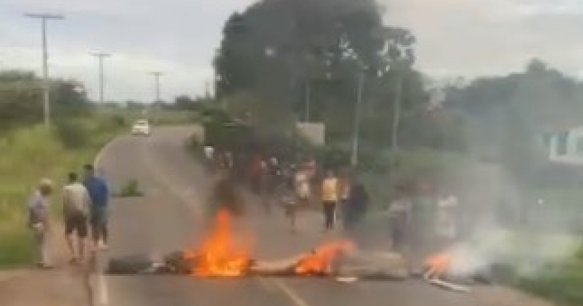 Moradores fazem manifestação após acidente no interior da Bahia